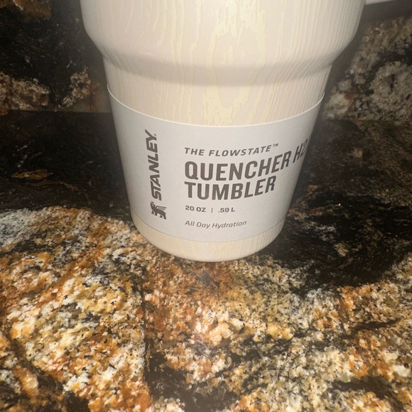Stanley 20oz Quencher H2.0 FlowState Tumbler with Handle. BIRCH WOODGRAIN - Picture 6 of 6